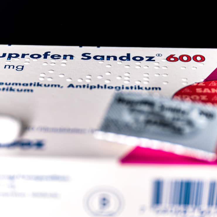 <p>Eine Packung mit Tabletten Ibuprofen 600mg von Sandoz, die gegen Schmerzen und Fieber eingesetzt werden.</p>