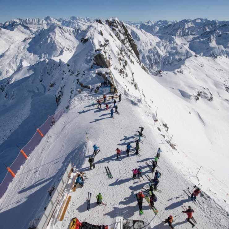 <p>Der Gemsstock ob Andermatt, seit Mitte ­November geöffnet, schneesicher und seit ­Januar auch sonnig: Auf fast 3000 Metern kurven vor allem geübte Wintersportler und Freerider.</p>