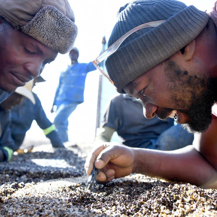 <p>In Botswana stammt ein Drittel der Staatseinnahmen aus der Diamantenproduktion. Der Preisverfall lastete auf der Wirtschaft und hat sogar zu einem politischen Erdbeben geführt.</p>