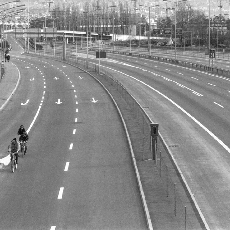 <p>Velofahrer auf der Autobahn: Während der Ölkrise im Jahr 1973 erliess der Bundesrat ein Autofahrverbot für drei Sonntage und eine Kontingentierung des Treibstoffs. </p>