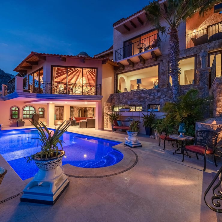 Exquisite 9 Bedroom Home with Unparalleled Luxury Amenities (c) Engel & Völkers Snell Real Estate (5).jpg