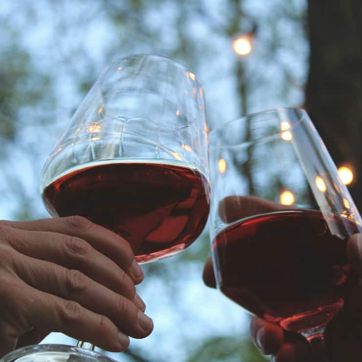 Rotwein anstossen gläser