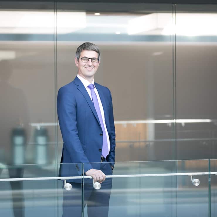 <p>Tilmann Galler ist globaler Marktstratege bei J.P. Morgan. In Frankfurt stationiert, arbeitet er bei den viel beachteten Long-Term Capital Market Assumptions mit.</p>