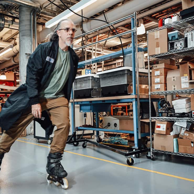 <p>«Es fühlt sich an wie Fliegen»: In den Labors von X bewegt sich Astro Teller am liebsten auf Rollerblades.</p>