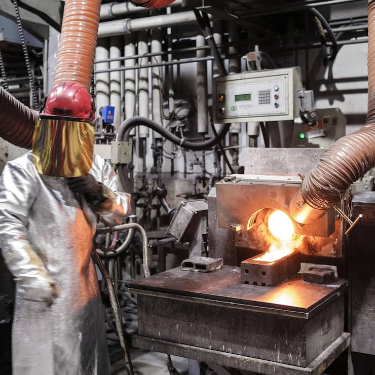 <p>Das Minengold wird bei über 1000 Grad geschmolzen, um es zu homogenisieren.</p>