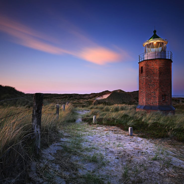 <p>So still und romantisch kann Sylt sein: am alten Leuchtturm in Kampen oder im Sterne-Restaurant KAI3 mit Blick auf das Meer.</p>