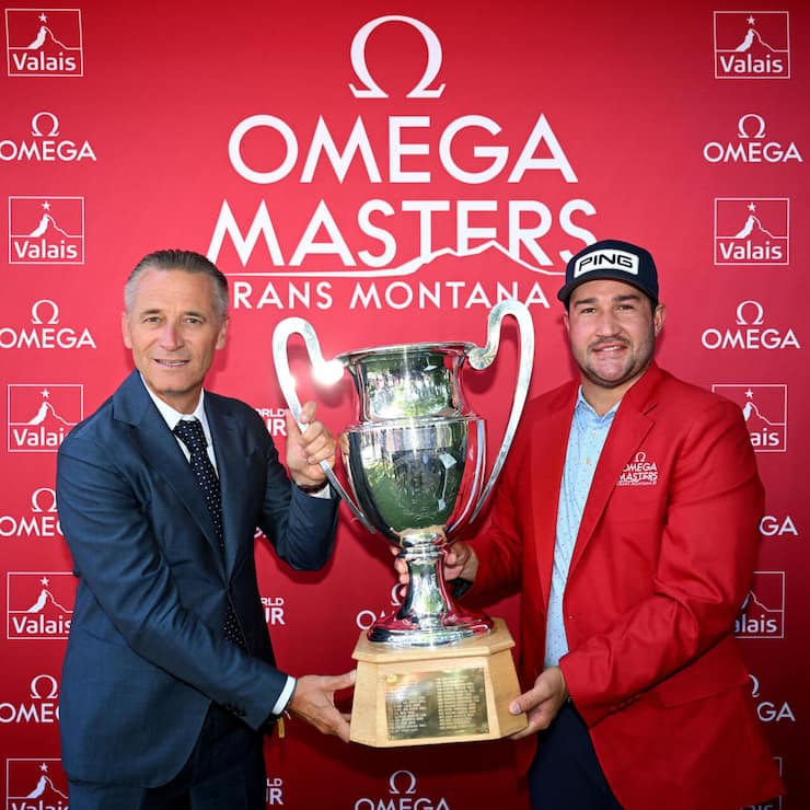 <p>Raynald Aeschlimann (l.) mit Thriston Lawrence aus Südafrika, der im August am Omega European Masters 2025 im Crans-sur-Sierre Golf Club siegte.</p>