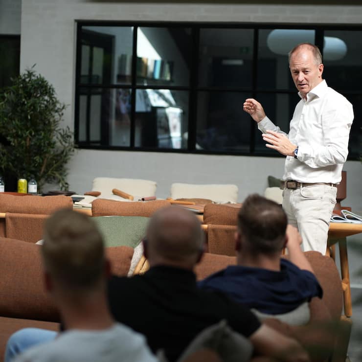 <p>Brian Djernes ist Eigentümer und CEO von Cane-line, Ursprünglich lag der Fokus auf Outdoor-Möbeln, inzwischen produziert das Unternehmen auch Sitzmöbel für den Innenbereich und richtet ganze Büros, Kreuzfahrtschiffe, Restaurants und Hotels ein.</p>