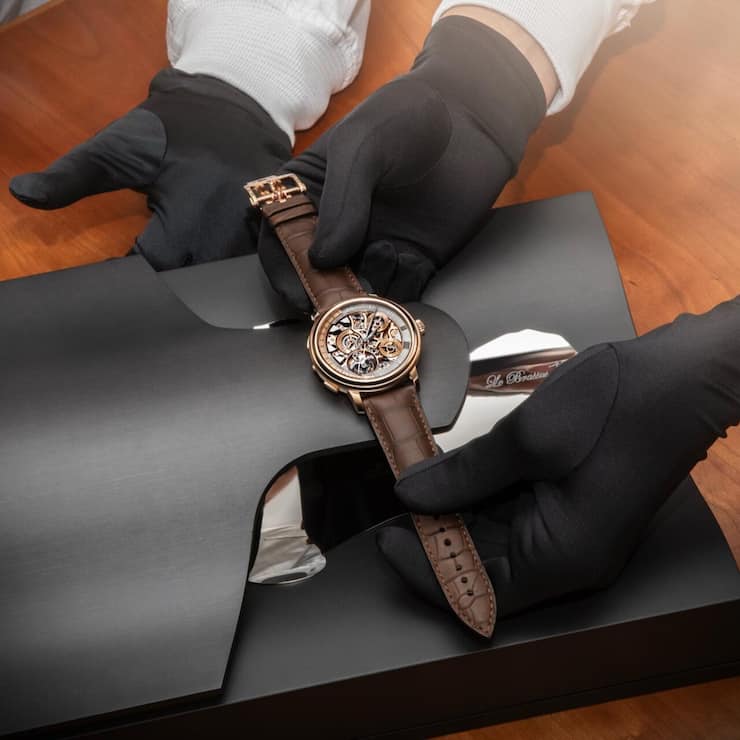 <p>Das Meisterwerk vereint eine Grande Sonnerie mit zwei einzigartigen Klangfolgen, einem fliegenden Tourbillon und einem retrograden Ewigen Kalender. </p>