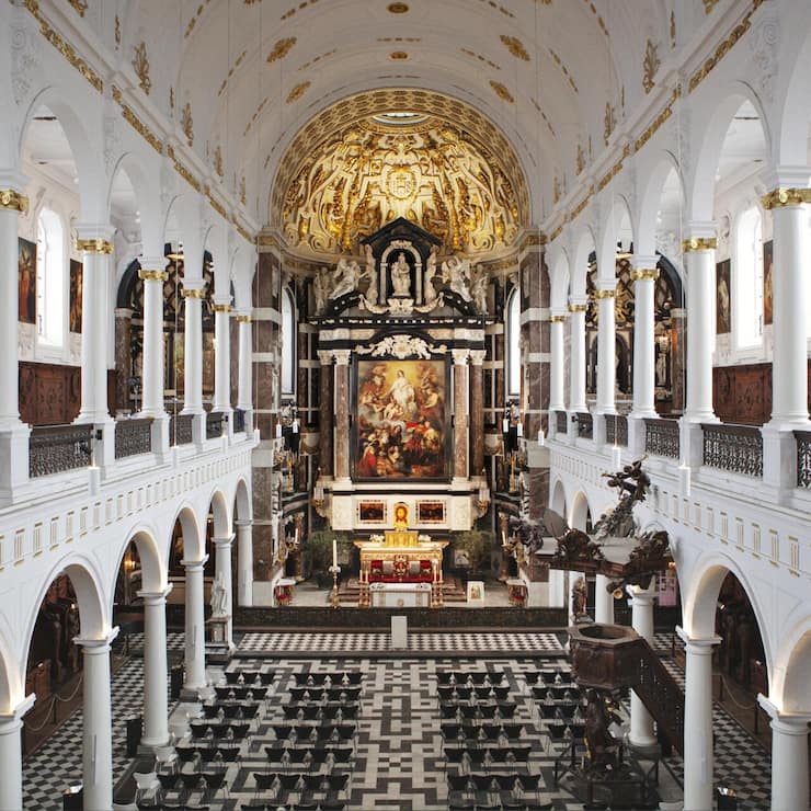 <p>Der barocke Hochaltar der Kirche Sankt Karl Borromäus zieht den Blick auf sich.</p>