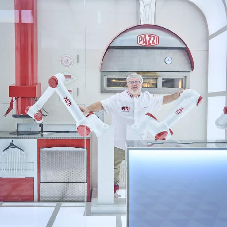 <p>Die ­Roboter übernehmen vom Auswallen des Teigs bis zum Zuschneiden der Pizza sämtliche Aufgaben.</p>