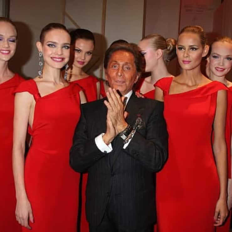 <p>Valentino mit dem russischen Topmodel Natalia Vodianova und weiteren Models auf dem Laufsteg bei der Valentino Fashion Show, während der Paris Fashion Week (Haute Couture) Spring-Summer 2008 am 23. Januar, 2008 im Museum Rodin in Paris. (Photo by Michel Dufour/WireImage)</p>