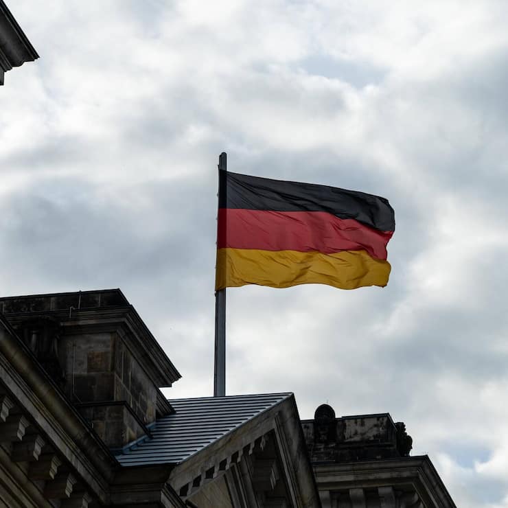 <p>Blick auf eine Deutsche Flagge am Reichstag.</p>
