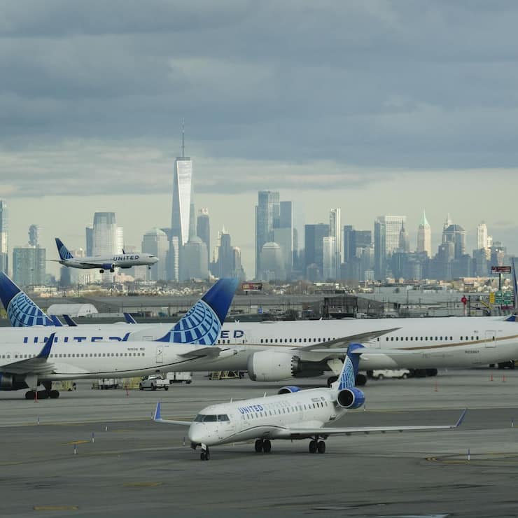 <p>Die zwei längsten Flüge der Welt verbinden die Flughäfen JFK und Newark in New York mit dem Stadtstaat Singapur. Im Bild: Blick vom Flughafen Newark auf die Skyline der US-Metropole.</p>