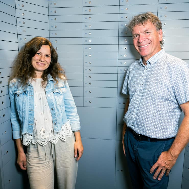 <p>Sie sind die Bank: Sarah Neuburger übernimmt von Daniel Müller, wenn dieser 2026 die Leitung der Ersparniskasse abgibt. Foto im kleinen Tresorraum mit den Kundensafes.</p>
