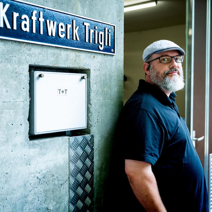 <p>Adrian Wenger ist der einzige Angestellte der Energieversorgung der Gemeinde Brienzwiler. Das Bild wurde vor dem Eingang zum betriebseigenen Wasserkraftwerk aufgenommen.</p>