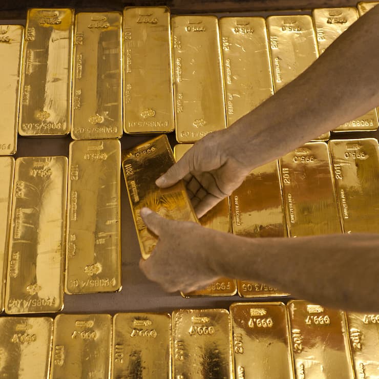 <p>Die Ein- und Ausfuhr von Goldbarren zwecks Umschmelzen verzerrt die Handelsbilanz. (Goldbarren in einem Tresor der ZKB)</p>