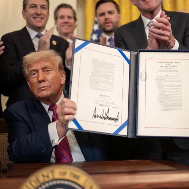 <p>US-Präsident Donald Trump im Juli bei der Unterzeichung des Genius Act.</p>