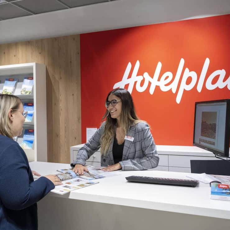<p>Kundin in einem Hotelplan-Reisebüro: Dank der Online-Konkurrenz spielt der Wettbewerb, auch wenn nun Hotelplan zum deutschen Dertour-Konzern gehört.</p>