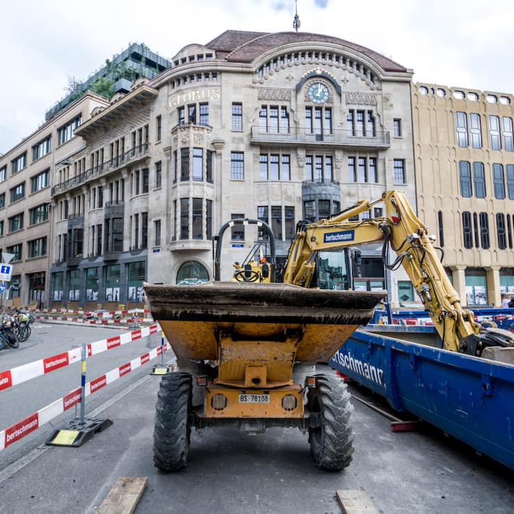 <p>Das Warenhaus ist umgebaut, die Strasse davor noch nicht ganz. Der Basler Globus soll Ende Oktober wieder öffnen. </p>
