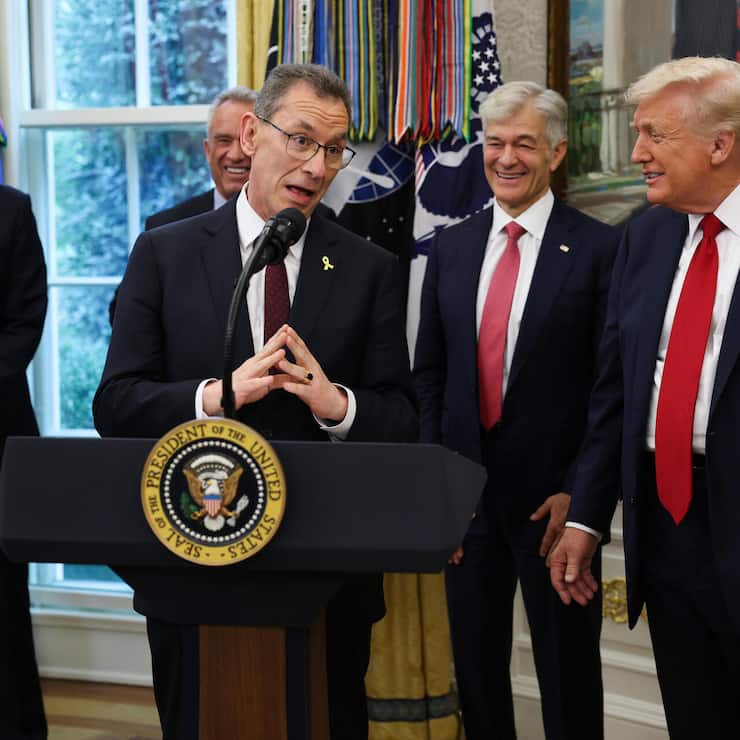<p>Trump liebt die grosse Geste – und Pfizer-Chef Albert Bourla liefert: Fototermin zum Abschluss des Abkommens im Weissen Haus.</p>