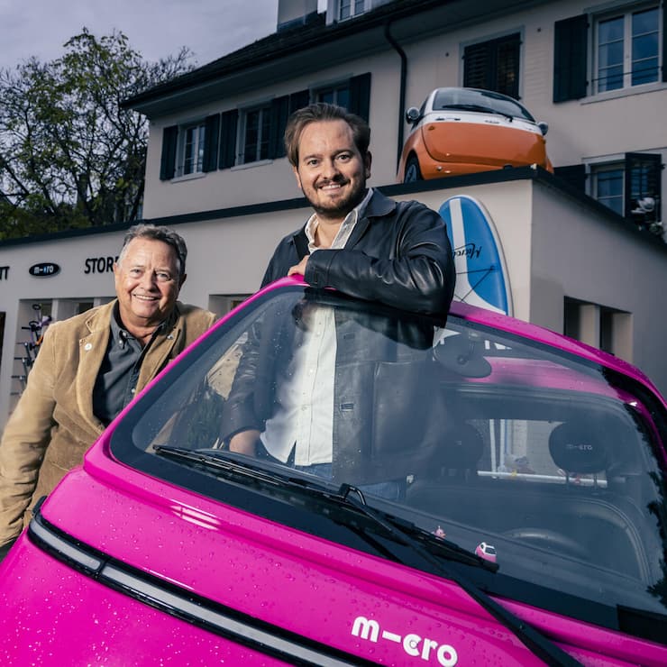 <p>Micro-Gründer Wim Ouboter (l.) und Sohn Oliver vor ihrem E-Auto Microlino.</p>