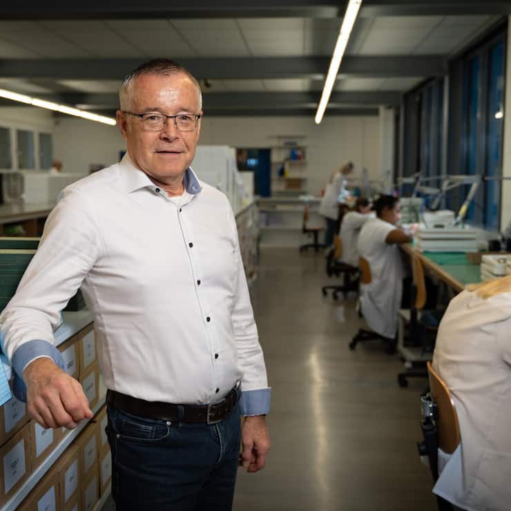 <p>Christopher Bitterli, hier in seiner Uhrenfabrik in Tenniken BL, ist nicht bereit, die hohen US-Zölle alleine zu tragen.</p>