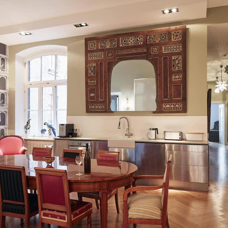 <p>Antike Möbel in einer Luxuswohnung.</p>