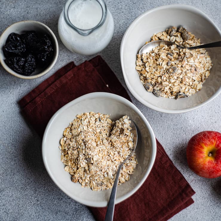 <p>Wie bringt man die Äpfel hier jetzt am besten unter die Haferflocken?</p>