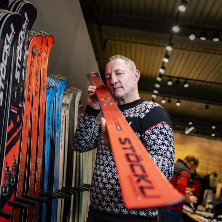 <p>Marc Gläser, CEO von Stöckli, prüft Ski im firmeneigenen Laden in Malters.</p>