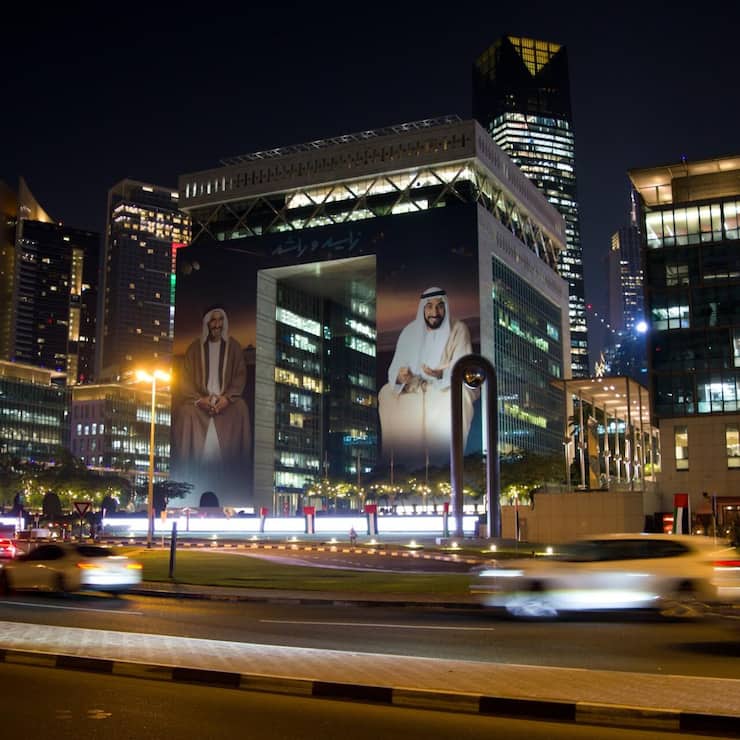 <p>The Gate war das erste Bürogebäude in Dubais Finanzquartier DIFC. Aktuell ist es geschmückt mit den Porträts der zwei Gründerväter der Vereinigten Arabischen Emirate: der verstorbenen Emire Zayid bin Sultan Al Nahyan (r.) und Raschid bin Said al-Maktum.</p>