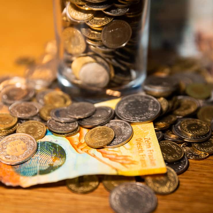 <p>Wer das Münz, das sich übers Jahr angesammelt hat, aufs Bankkonto einzahlen will, bekommt zunehmend Probleme.</p>