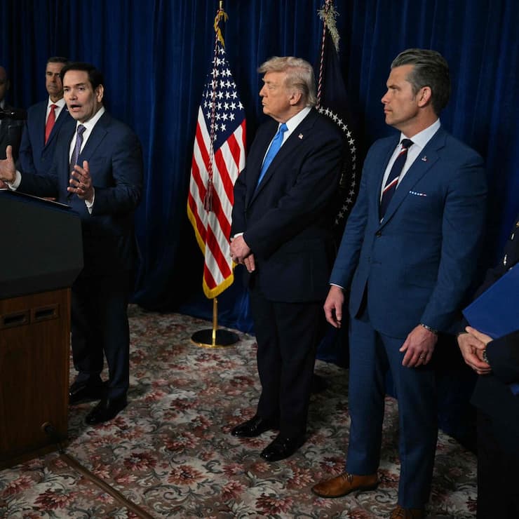 <p>US-Aussenminister Marco Rubio spricht an der Pressekonferenz von Donald Trump (2.v.l.) unmittelbar nach der Militäraktion in Venezuela.</p>