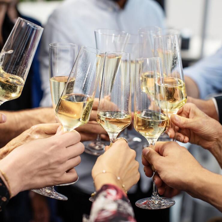 <p>Im Jahr 2022 wurden noch 325 Millionen Flaschen Champagner verkauft. 2025 waren 266 Millionen.</p>