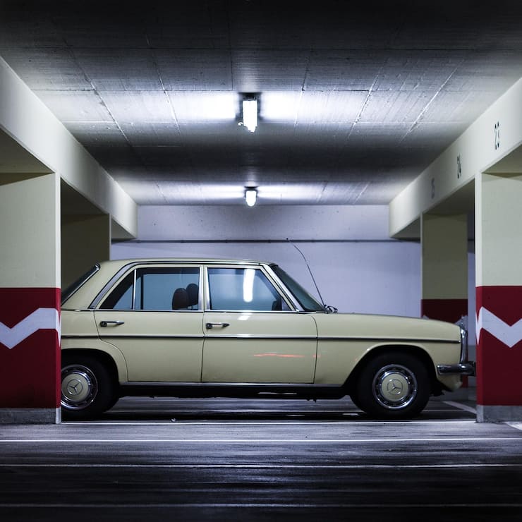 Mercedes in Tiefgarage
