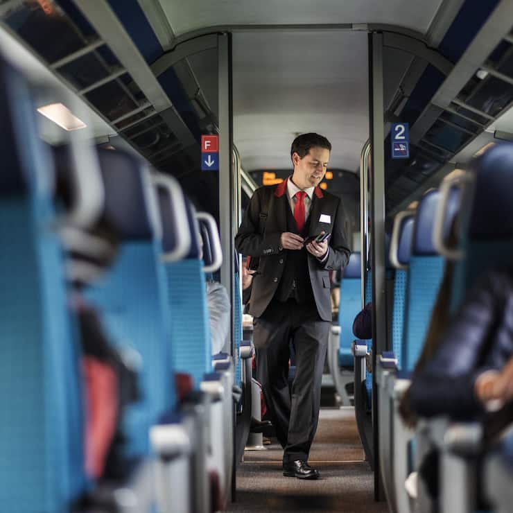 OEFFENTLICHER VERKEHR, ZUG, ZUEGE, SBB ZUG, SBB, SCHWEIZERISCHE BUNDESBAHNEN, ZUGPERSONAL, ZUGBEGLEITER, FAHRKARTENKONTROLLE, KONDUKTEUR, BILLETKONTROLLE, BILLETKONTROLLEUR, FAHRKARTENKONTROLLE, TICKETKONTROLLE, KONTROLLE, KONTROLLEUR, SCHAFFNER, BILLET, F