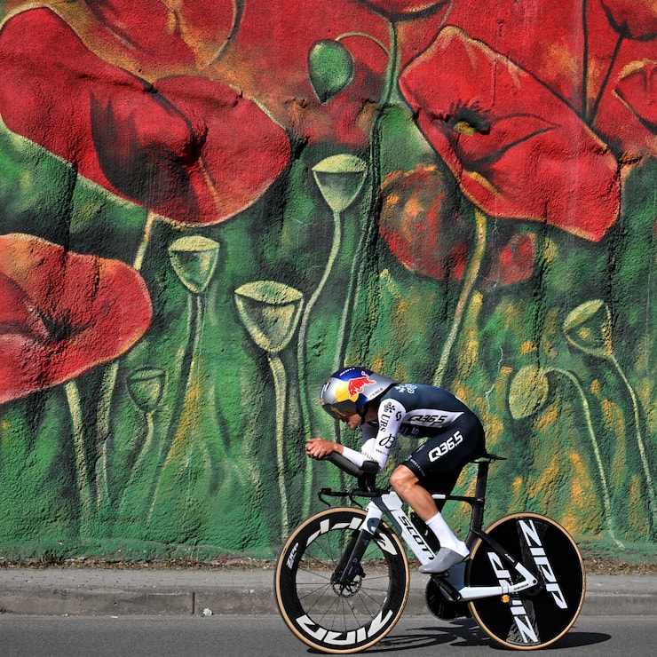 <p>Tom Pidcock im Q36.5-Dress am Giro d’Italia, wo er auf dem für seine Verhältnisse katastrophalen 16. Rang landete.</p>