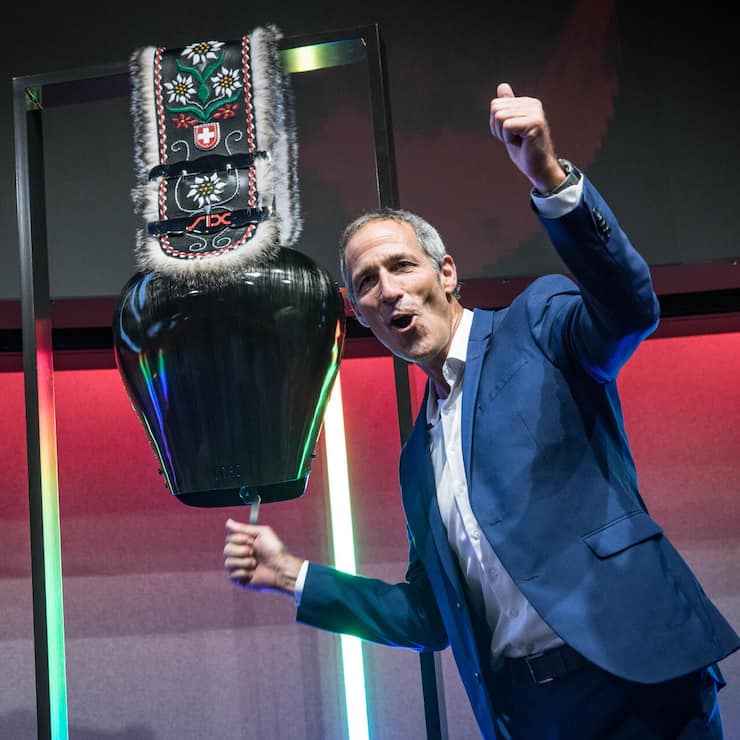 <p>SMG-CEO Christoph Tonini läutet den Börsenstart ein.</p>