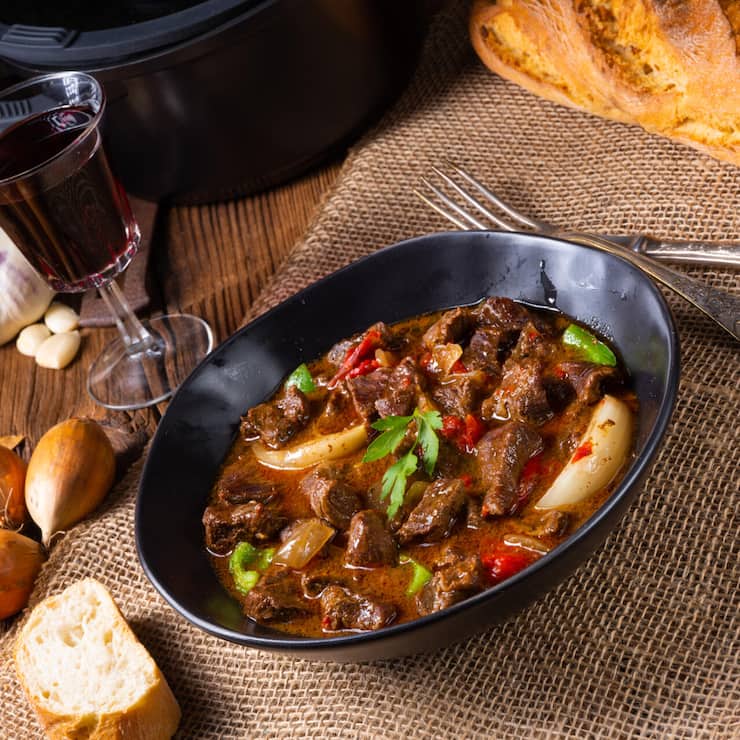 <p>Cabernet Franc passt gut zu Schmorgerichten. Reichlich Zwiebeln und Knoblauch in einem Gulasch steckt der Wein locker weg.</p>