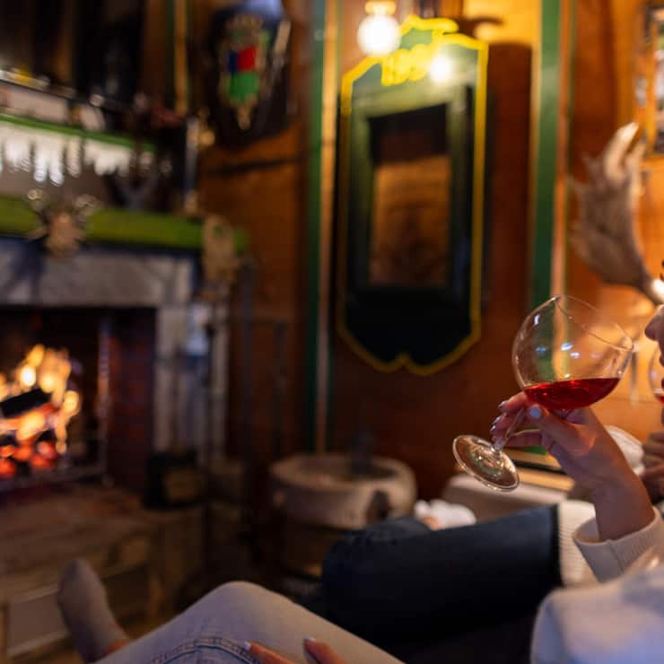 <p>Vor dem Kaminfeuer ein Glas Rosé geniessen, während im Ofen die dazu passenden Bratäpfel schmoren, ist ein aussergewöhnliches Wintervergnügen.</p>