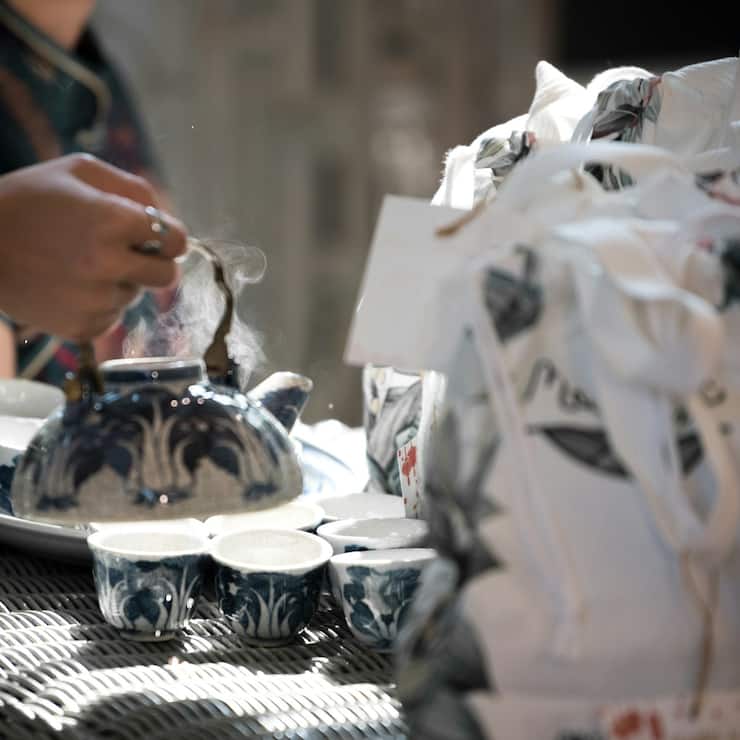 Tee ausschenken in Chinesisches Porzellan