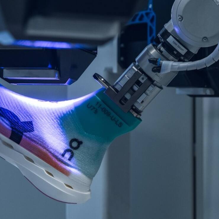 <p>Unter UV-Licht wird die Tinte getrocknet, zu diesem Zeitpunkt ist noch kein Mensch in die Produktion des Schuhs involviert.</p>