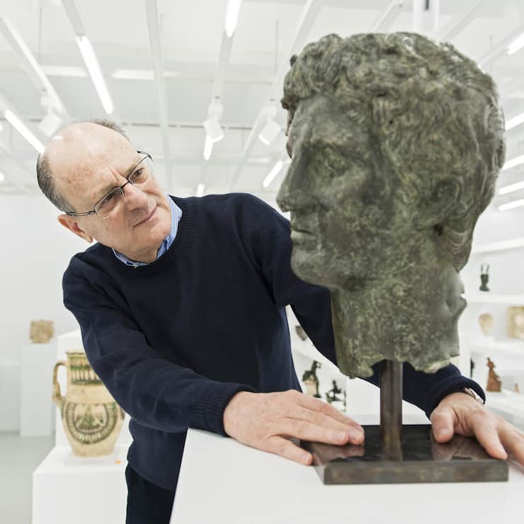 <p>Unternehmer und Sammler Jean Claude Gandur in der ägyptischen Sammlung seiner Stiftung.</p>