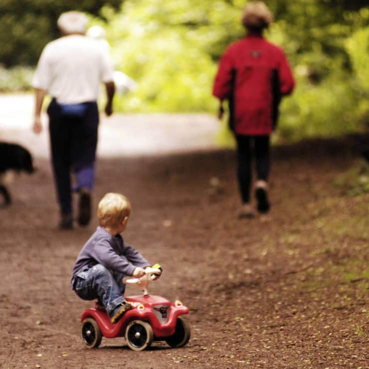 <p>Ein kleiner Junge und zwei Rentner begegnen sich im Wald.</p>