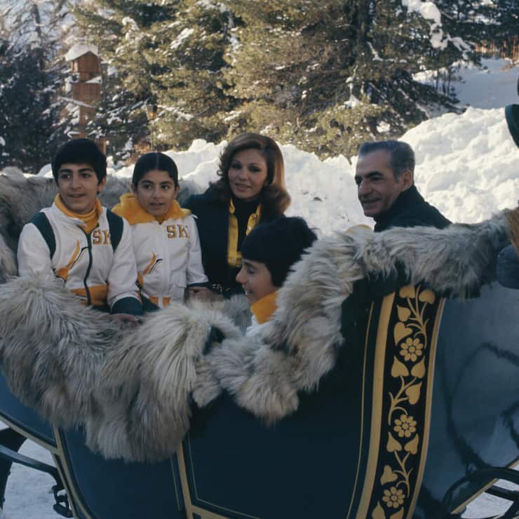 <p>Die Familie des letzten Schahs, Mohammad Reza Pahlavi, im Jahr 1975: Er verbrachte die Winter mit ihr in St. Moritz.</p>