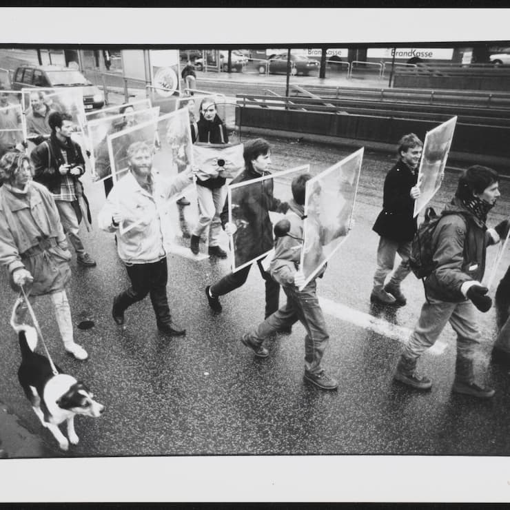 <p>Durch seine Spaziergänge – wie hier der Marsch mit Windschutzscheib – stellt der Wissenschaftler unsere gewohnte Wahrnehmung infrage.</p>