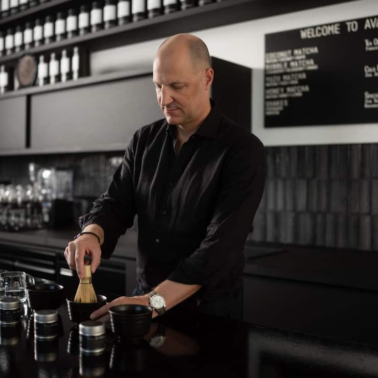 <p>Gerührt, nicht geschüttelt: Markus Zbinden, Co-Gründer von Avantcha, bei der Zubereitung von Matcha-Tee.</p>