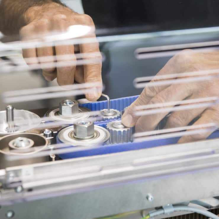 KOMAX, KOMAX HOLDING, KOMAX-GRUPPE, TECHNOLOGIEUNTERNEHMEN, MASCHINENHERSTELLER, ZULIEFERER, AUTOMOBILZULIEFERER, KABELVERARBEITUNG, WIRE PROCESSING, KABEL, ELEKTROKABEL, KABELMASCHINE, CRIMPEN, MASCHINENFABRIK, PRODUKTIONSSSTAETTE, MONTAGE, FABRIK, VERTIK