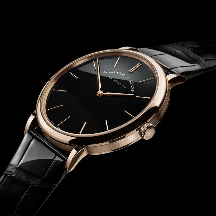 <p>Mit ihrem schlanken Gehäuse, zurückhaltenden Design und ihren edlen Materialien verköpert die Saxonia Thin zeitlose Eleganz.</p>