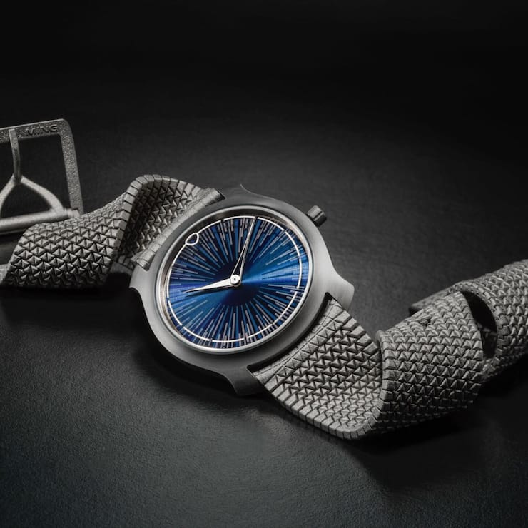 <p>Das Uhrenarmband wird im 3D-Drucker gefertigt und verbindet die Vorteile von Stoff und Metall.</p>